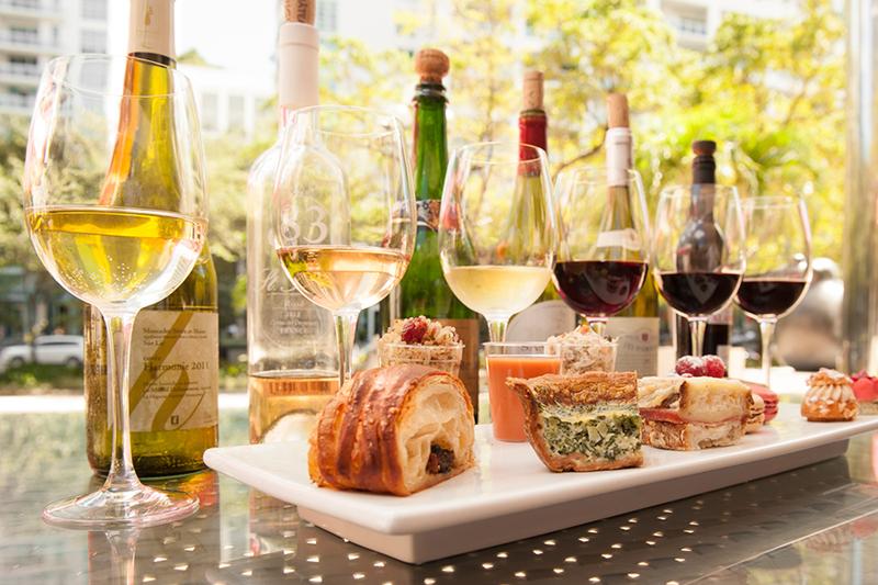 Đặt tiệc liên hoan công ty - Mỗi loại rượu vang nên thưởng thức với món ngon nào? 